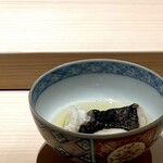 くるますし - オコゼ。 オコゼは見た目、怪獣ですが、皮の下には、めちゃくちゃ旨いコラーゲンがたっぷり。 あの顔からは想像できないほどに、繊細で上品でぷっくりした白身を一緒にいただけば、A5の黒毛和牛を蹴散らすような破壊力。 魚がもつとんでもない旨さ、まだ気づいていない日本人は多いような気がします。