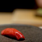 くるますし - 中トロ。 鉄の酸味が控えめな、上品な脂と煮きりが引き出すマグロ独特な甘い旨味が素晴らしい逸品。 いいマグロでした。