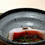 くるますし - キンメダイ。 この店で初めて体験する調理法。 腰抜かしそうになりました。 魚ってこんなに美味しくなるのか！と思わせる一品。 低温で一度、高温で一度、二度に分けて湯通ししたキンメ。 超絶の火入れがもたらす、柔らかくとろける食感、溢れ出す滋味深い魚の旨味を、数種の柑橘と醤油が味付けし、山椒の刺激と香りで頂点へと召されました。