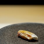 くるますし - タイ。 「うちの一番は、タイ。」と言い切る大将。 これが瀬戸内自慢のタイです。 江戸前では決してない、あえて皮を残したタイ。 理由は、「皮も食べてほしいから。」と大将。 この大将が言うんだから間違いない。 これが、鮨です。