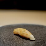 くるますし - マナガツオ。 見た目はちっともカツオじゃないし、味わいもカツオとは似ても似つなないマナガツオ。 カツオが獲れない瀬戸内海などで「カツオ」に見立てて「真似鰹」と呼ばれたことが由来なんだとか。 関東ではほとんど見かけないけど、しっとりと柔らかく上品な味わい。 僕は、サワラと並んで鮨タネにどんぴしゃな魚と思ってて好みです。 が、足が早く実は鮨タネにするのが難しい魚なんだとか。