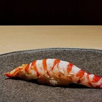 くるますし - クルマエビ。 ムキムキの筋肉質で大ぶりなクルマエビ。 見た目通り、少し内部がレアになるような丁寧な火入れ。 サクッと音をたてそうなくらいにブリブリです。 生では決して得られない、甲殻類独特の旨味がじゅわっとあふれます。