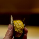 くるますし - ワタリガニ。 これもここのスペシャリテであり、瀬戸内だからこその鮨。 実は持ってるのがつらいくらい熱々なんです。 シャリの上に蟹身の塊、その上にカニ味噌のソースをたっぷり乗せ、炙りたての海苔ではさんでるんです。 なぜか、来るたびにカニ味噌ソースの色が微妙に違います。 先々月は、薄緑のソースでした。 カニ味噌の量や、内子がいるかいないかで違ってくるんでしょうね