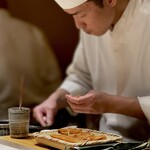 くるますし - 大将が、炙った笹の葉の中から取り出したのはアナゴ。 大将、最後まで、厨房と付け場を行ったり来たりで忙しい。