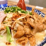 鶴亀堂 - 八丁味噌で味付けされたプリプリ食感の油少なめホルモンとシャキシャキ キャベツの絶妙なコラボ。ホルモンは大ぶりで柔らかく、噛めば噛むほど味噌味がの風味が口中に広がり絶品の旨さ！！