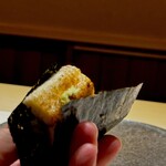 くるますし - ウナギ。 この期に及んでまだこんな主役級のタネが登場します。 コハダがあのポジションにないと、ヘロヘロでまた腰が砕けてしまうくらい、圧巻のラインナップ。 天然もののウナギを蒸し工程なしでバリバリに焼いて薄いガラスが割れるようなパリンとした食感の海苔でシャリではさんで、そりゃもー超絶旨いに決まってるでしょ。 煮つめ使わず塩で味付けして、ウナギの脂と旨味を前面に引き出します。