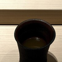 くるますし - カニ汁。 いつもなら、一品前に出される魚の骨からとった出汁なんだけど、本日はカニから。 味わい深く染み入るような旨さ。 これもほとんど調味料が使われてない、味蕾のセンサーが試されるような一品。