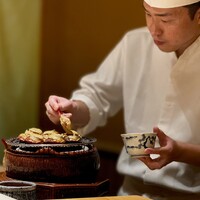 くるますし - 11月を迎えて期待してたんだけど、一品目から登場の甲殻類。 もうずがに。 上海蟹は別名、Chugoku Mokuzugani。 そうです、もくずがには上海蟹の同属異種。 この若い鮨職人はお弟子さんではありませんよ。 僕が今、日本で一番エコヒイキしている鮨屋の大将。 高平康司氏。 自家製ビスクのムースを注いでる最中。