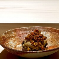 くるますし - もくずがに。 最下層から、酢飯、肩・脚の身、ビスクムース、そしてカニ味噌、内子と積み上げられたカニの玉手箱。 この季節の中華の名物、蒸し上海蟹よりも格段に価値ある美味さ。 都内の上海蟹専門店なら4,000円は下らない。 この一杯、大将が持つ引き出しが総動員され、稀有な逸品に仕上がっています。 これが鮨職人の仕事です。