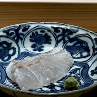 くるますし - クエ。 真冬に備えて脂がのりつつある西日本が産地の旬を迎えた高級魚。 わずかに火入れされ、表面に超絶旨い脂が浮き出したクエを塩とワサビで。 舌にまとわりつく上品な脂、しっかりとした身質、ほぼ熟成なしにしてすごい旨味。 クエのポテンシャルを知らしめる一品。 既に1回目のエクスタシーを迎えたのでした。