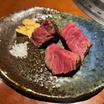 蕃 YORONIKU - 長時間焼いた赤身の肉塊はステーキに