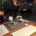 蕃 YORONIKU - 店員さんが丁寧に仕立てる