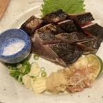 Honkaku Itamae Izakaya Osakana Souhonke - さすが藁焼き。テーブルに運ばれてきた時点で香ばしい香りが漂います