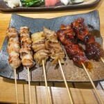 美酒佳肴 璃庵 - 焼鳥　鶏もも串、鶏かわ串、鶏レバー串