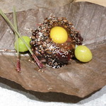 神保町 傳 - 鴨つくね　　朴葉味噌焼き風　銀杏と蕎麦の松葉