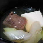 神保町 傳 - 血の滴る鯨肉の煮付け　葱と豆腐の椀物