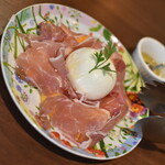 ワインバー バッカス - 旬の柿と生ハム（８００円）＋ブラッターチーズ（＋８００円）２０２３年１１月