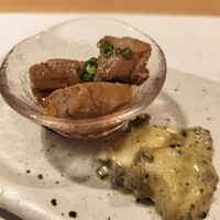 すし うおいち - マグロのしぐれ煮、鮑のキモソース