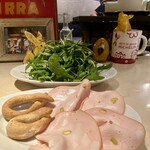 La TRIPLETTA - 手前：沖縄シャルキュトリーテシオのモルタデッラハム盛
                        奥：ルッコラとペコリーノチーズのサラダ