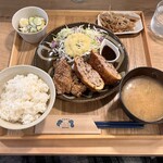 Shokudou Kissa Ibukuro - 週替わりランチはからあげとメンチカツに副菜２つ
                        サラダから味噌汁まで妥協の無い完璧な定食！