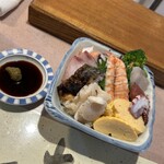 寿司一 - 海鮮丼（味噌汁、小鉢付き）
            900円