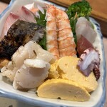 寿司一 - 海鮮丼（味噌汁、小鉢付き）
            900円