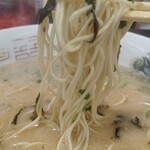 長浜ラーメン 一心亭 - 辛子高菜付き麺リフト♪