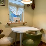 アルフォンソカフェ - こぢんまりとした可愛らしい店内