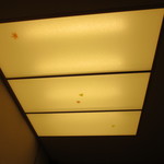 青山　仁 - 天井のディスプレイもさりげなく。