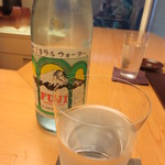 青山　仁 - 妻と二人で富士ミネラルウォーターを。