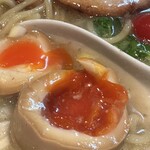 麺 やまらぁ - 味玉は黄身がトロっとというか流れ出すような感じで美味しいです。