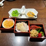 RenRyu - 前菜5種盛り合わせ（蒸し鶏のネギソース、広東式チャーシュー、クラゲの冷菜、ピータン、ザーサイ）