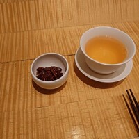 スーツァン・レストラン陳 渋谷店 - お茶とピーカンナッツの飴炊き