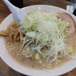 こってりらーめん誉 - 参考、某崎が頼んだ醤油ラーメン900円に薬味ねぎ多め指定(2023.11.3)