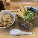 Udon Niku No Umezen - 肉ごぼう天うどん８３０円　かしわごはん２００円