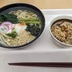 朝津味 フードコート - 温玉うどんと鶏めしセット730円