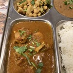 インド・ネパールレストラン プルナディープ - チキンカレーとマスタードの効いた豆マリネ