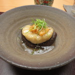 青山　仁 - 煮物です。栃木の原木シイタケの上に舞鶴の甘鯛。さらにその上に利尻のウニです。