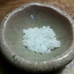 九つ井 - 樽酒の塩。