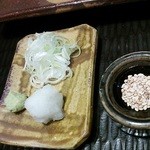 九つ井 - ざるそばの薬味。