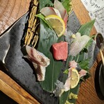 Danrandokoro Kokoro - 刺身5種盛り合わせ。鯛の炙り、中トロ、ニシンがオススメ！