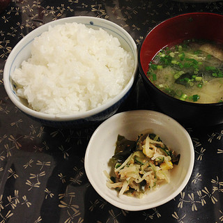Bikkuri Yakitei - ご飯（150円くらい）。味噌汁＆小鉢がつきます。