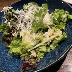 ビレッジ - お馴染みシーザーサラダ。ガーリック感強めで味濃いめでマジうまい