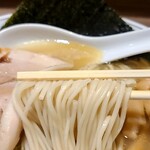 麺庵 利休 - 低加水パッツパツ麺リフト