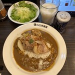 CoCo壱番屋 - ホロ肉ドカンと豪快カレー　肉塊LEVEL1（ビーフソース、ライス200g、４辛）、サラダ・ドリンクセット（ヤサイサラダ、ラッシー）