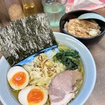 渡来武 - ラーメン並　¥800　炙りチーズトッピング　¥100