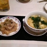 桃花林 - 五目チャーハン付属のスープとザーサイ