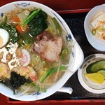 Ojimaya - 五目ラーメン750円　冷奴、漬物、コーヒー付き♬ラーメンの具は海老天、チャーシュー、卵、ナルト、メンマ、ほうれん草、ワカメ、白菜、もやし、人参となんと五目の倍！十目ラーメンです!