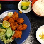 Ojimaya - とり唐揚げ定食(塩コショウ味)850円　冷奴、わかめ汁、漬け物、野菜サラダ、スパサラ、コーヒー付き♬唐揚げは塩コショウか甘酢を選べます(>ω<)