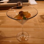 クッチーナ - ◯パンナコッタ
      この前と同じミルキーで深い旨味のあるパンナコッタ
      爽やかな柑橘な味わいの金柑コンポート
      
      皮が苦みと甘味を感じる細長い品は何だろ❔
      と思い尋ねしてみたら
      ザボンの皮のコンポートとのこと